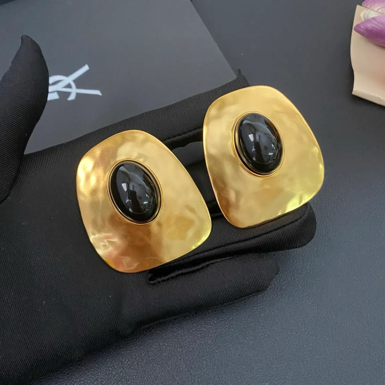 Saint Laurent Boucles d'oreilles sculpturales dorées cabochon noir 8