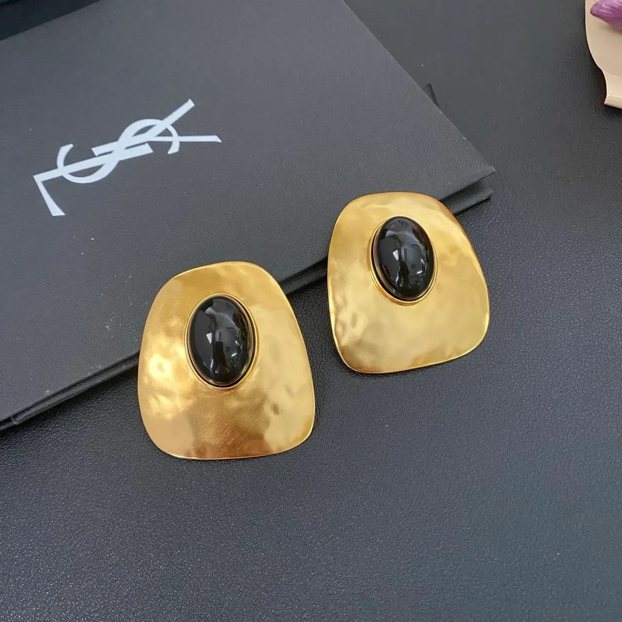 Saint Laurent Boucles d'oreilles sculpturales dorées cabochon noir 9