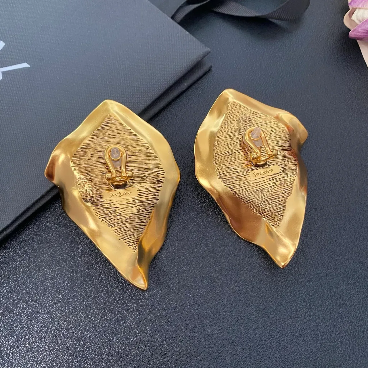 Saint Laurent Boucles d'oreilles Sculptural Doré Violet Résine 3