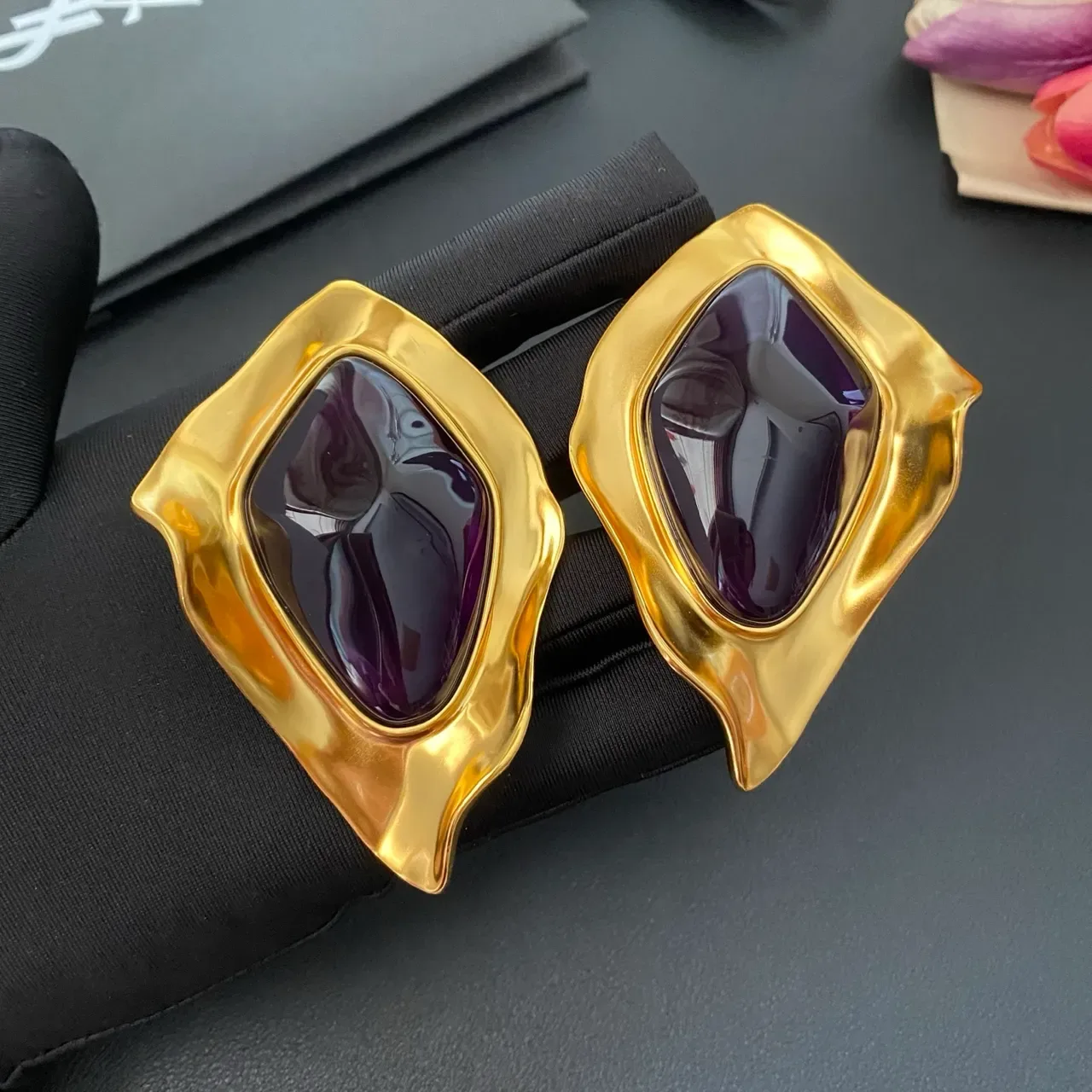 Saint Laurent Boucles d'oreilles Sculptural Doré Violet Résine 4