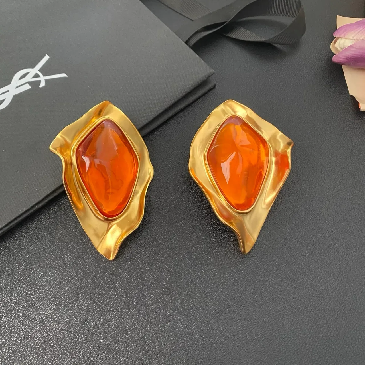 Saint Laurent Boucles d'oreilles Sculptural Doré Violet Résine 8