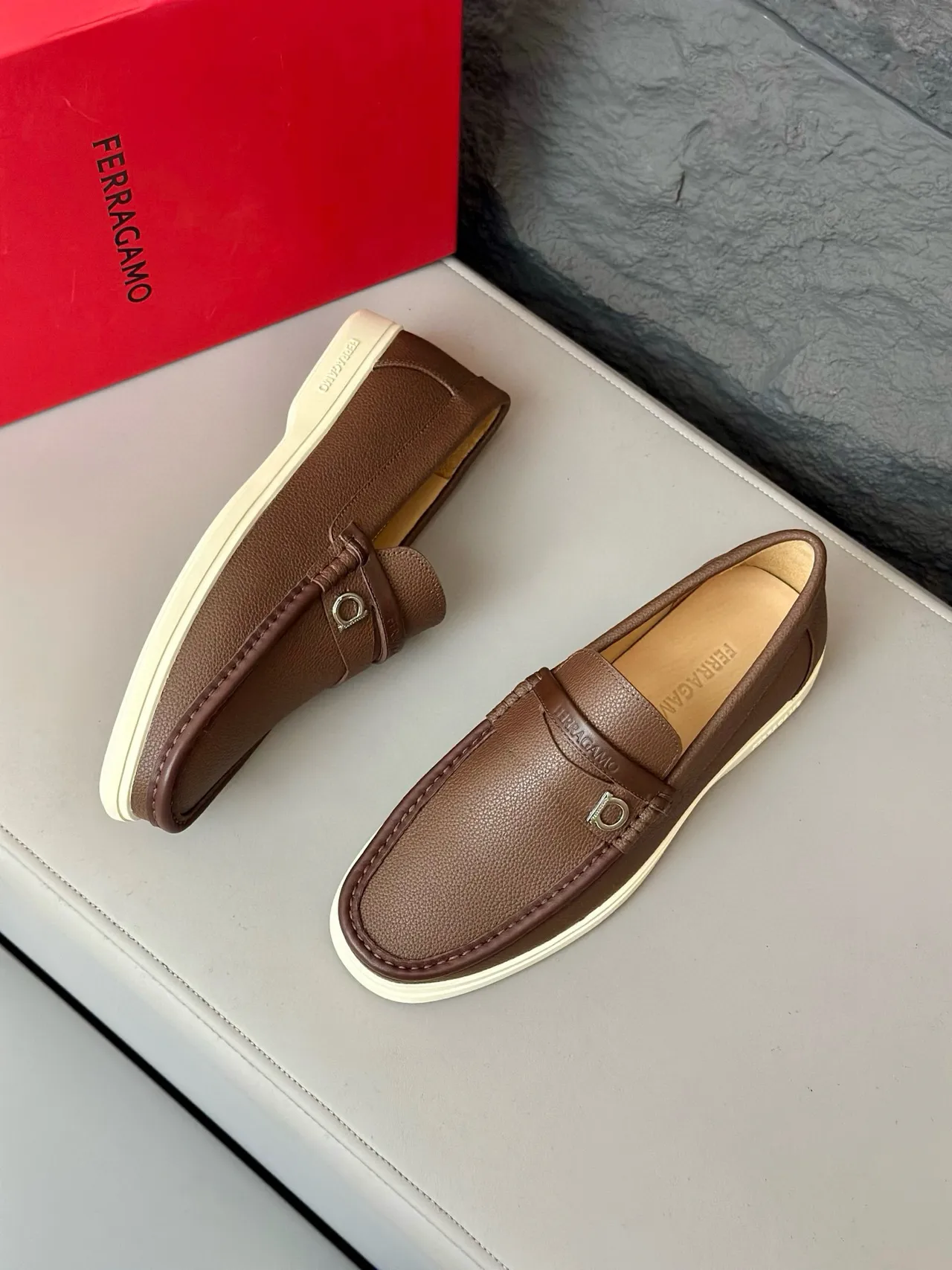 Salvatore Ferragamo Marron Beige Cuir Pebbled Gancini Buckle Strap Mocassin 2