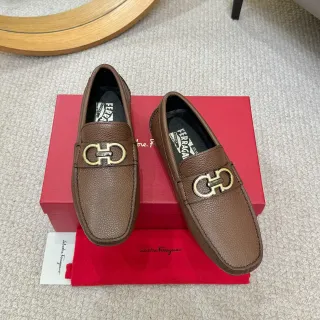 Salvatore Ferragamo Gancini भूरा पेबल्ड चमड़ा लूफर्स
