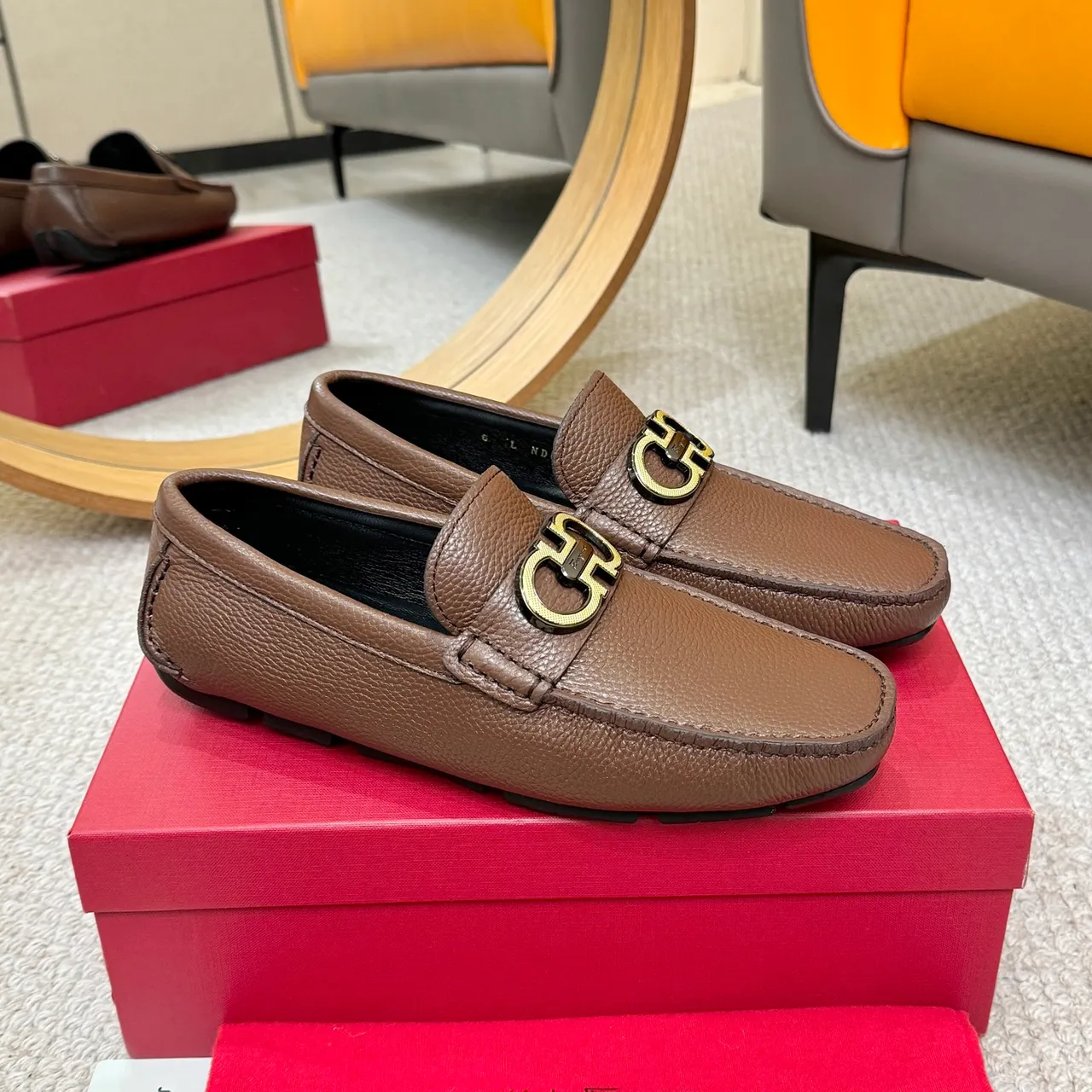 Salvatore Ferragamo Gancini Mocassins en cuir grainé marron 3