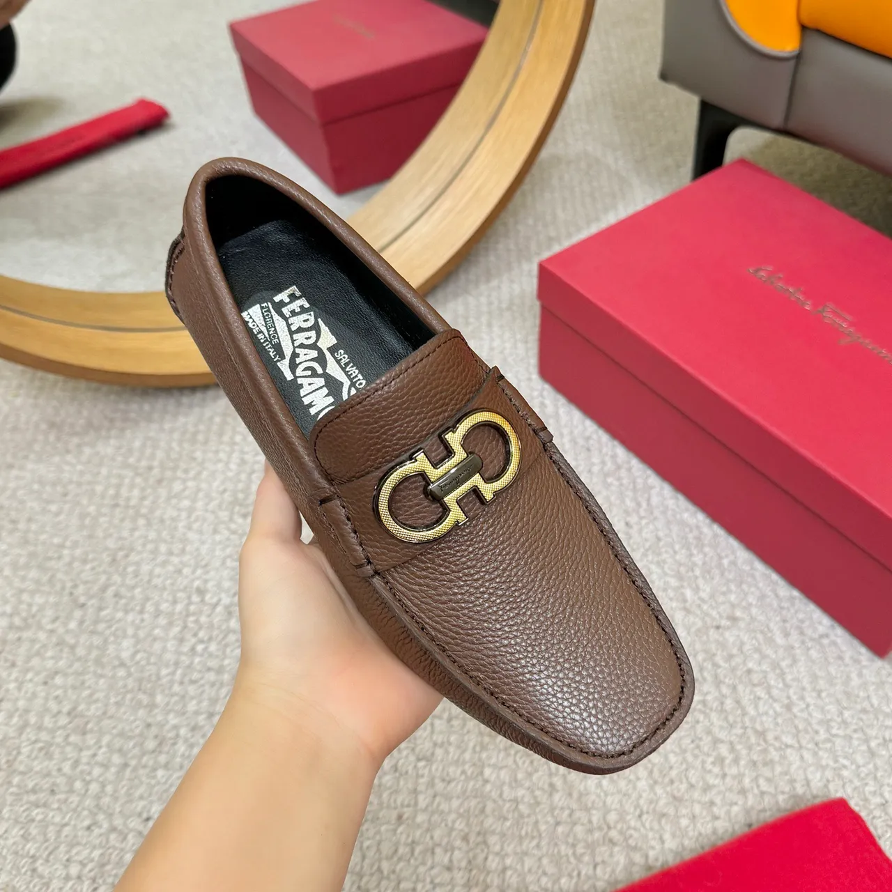 Salvatore Ferragamo Gancini Mocassins en cuir grainé marron 5