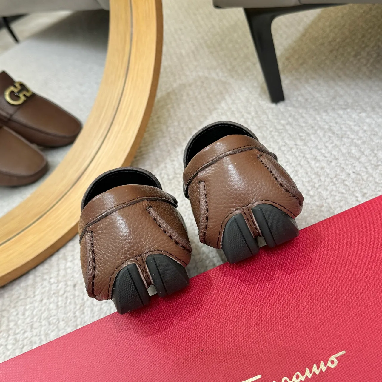 Salvatore Ferragamo Gancini Mocassins en cuir grainé marron 9