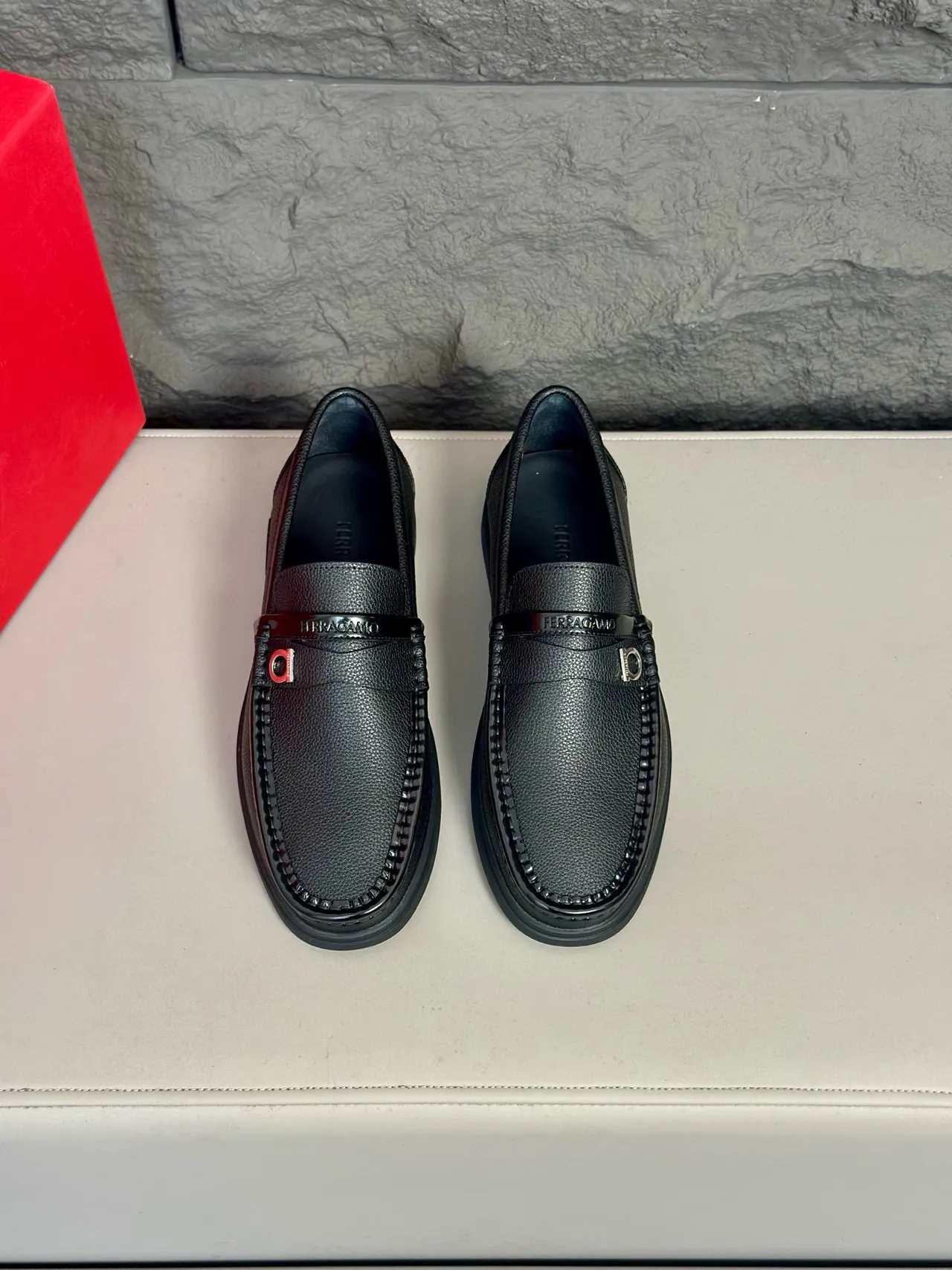 Salvatore Ferragamo Gancini Loafer Noir cuir grainé Mocassins 2