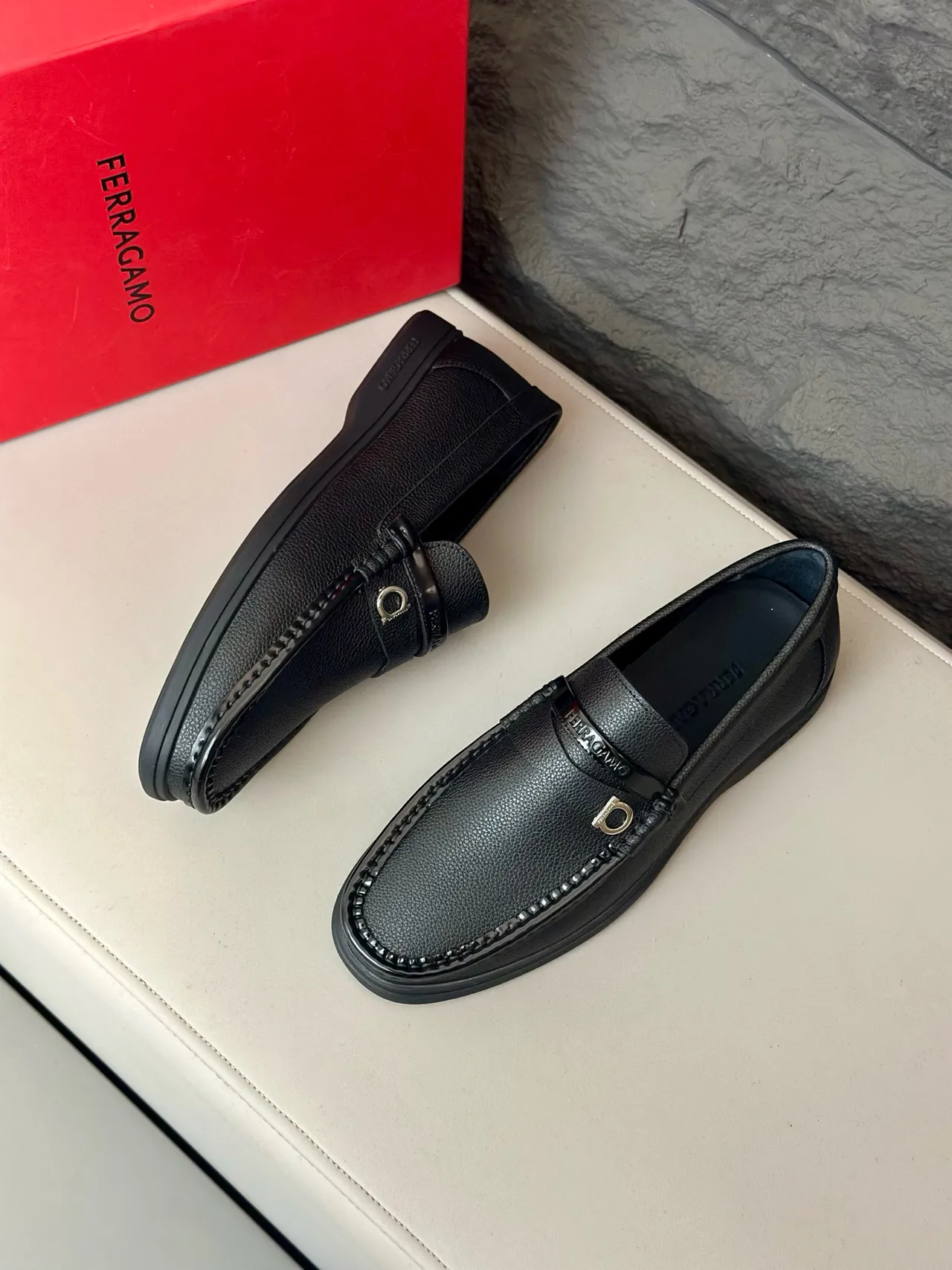 Salvatore Ferragamo Gancini Loafer Noir cuir grainé Mocassins 3