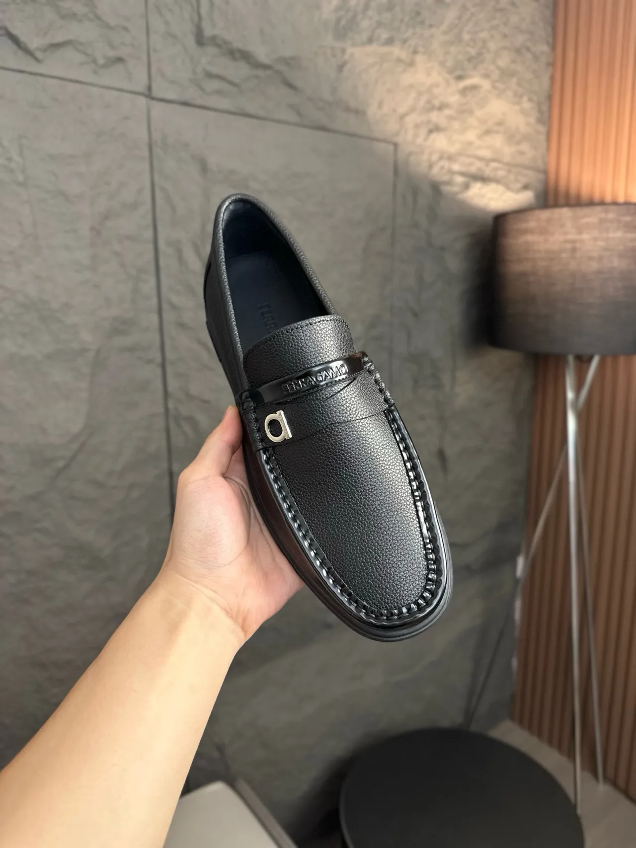 Salvatore Ferragamo Gancini Loafer Noir cuir grainé Mocassins 5