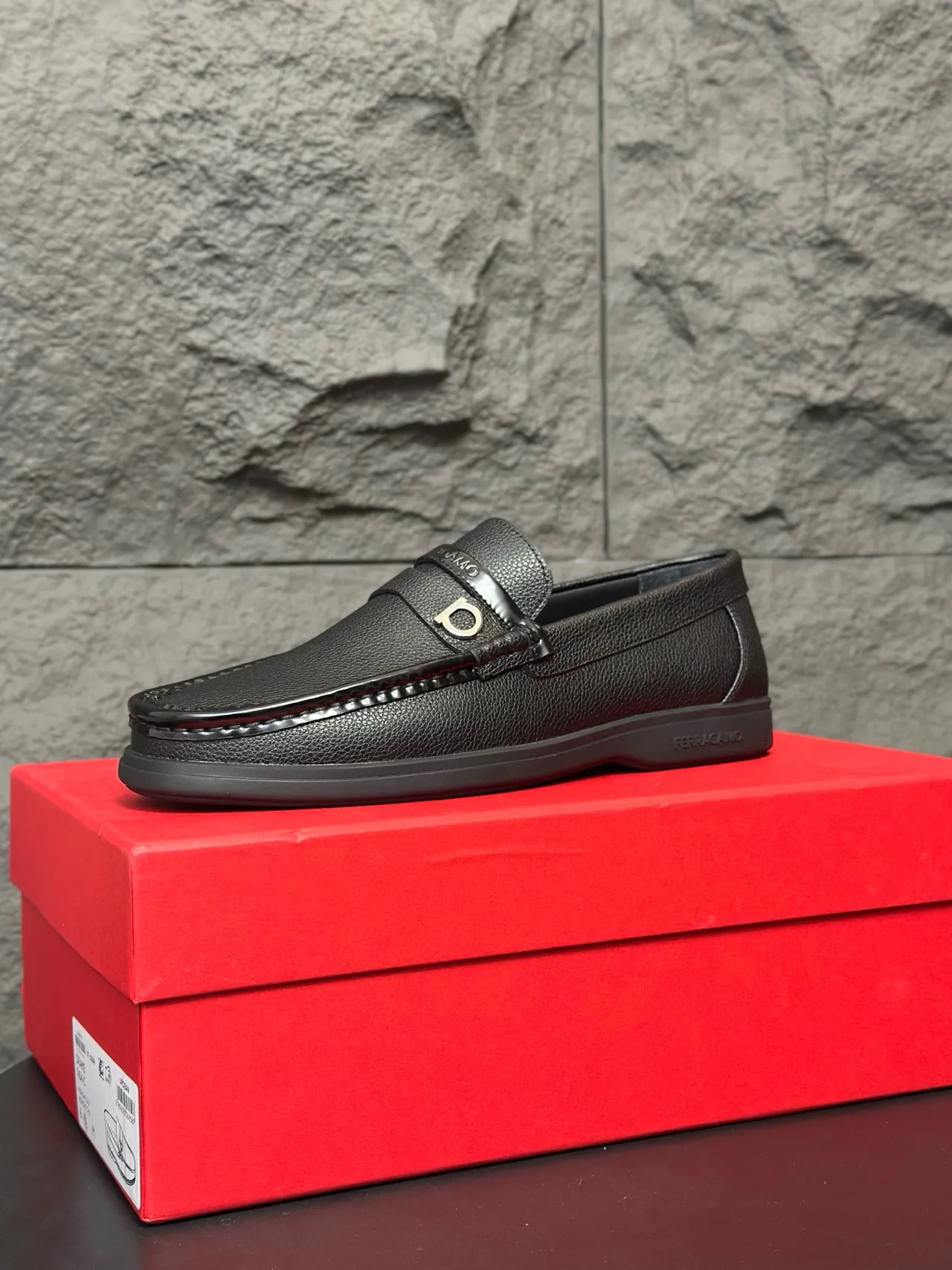 Salvatore Ferragamo Gancini Loafer Noir cuir grainé Mocassins 9