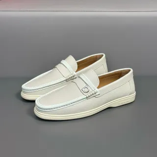 Salvatore Ferragamo Gancini Loafer ऑफ-व्हाइट पेब्ल्ड लेदर लोअफर्स