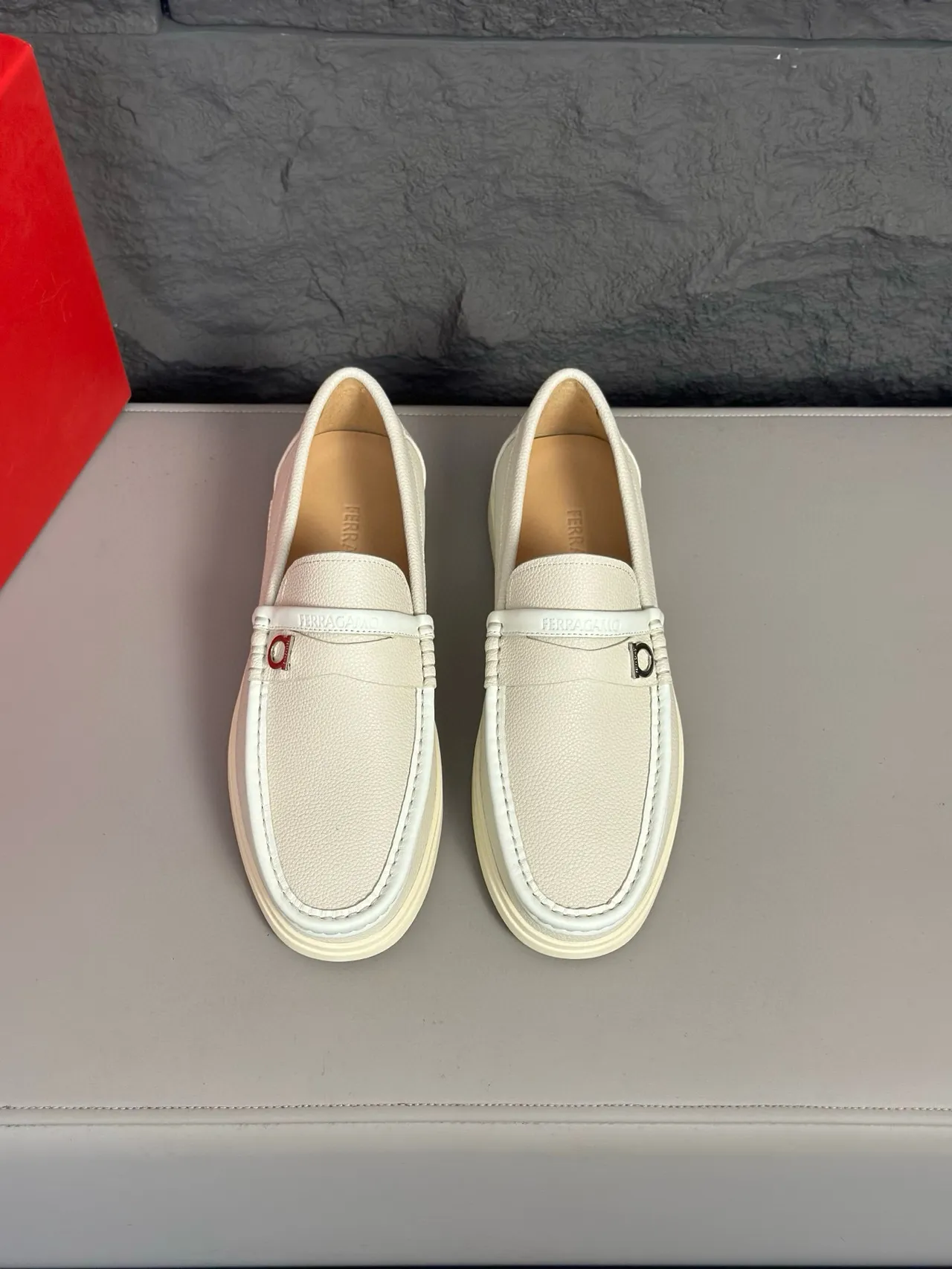 Salvatore Ferragamo Gancini Loafer Mocassins Blanc Cassé Cuir Granulé 2