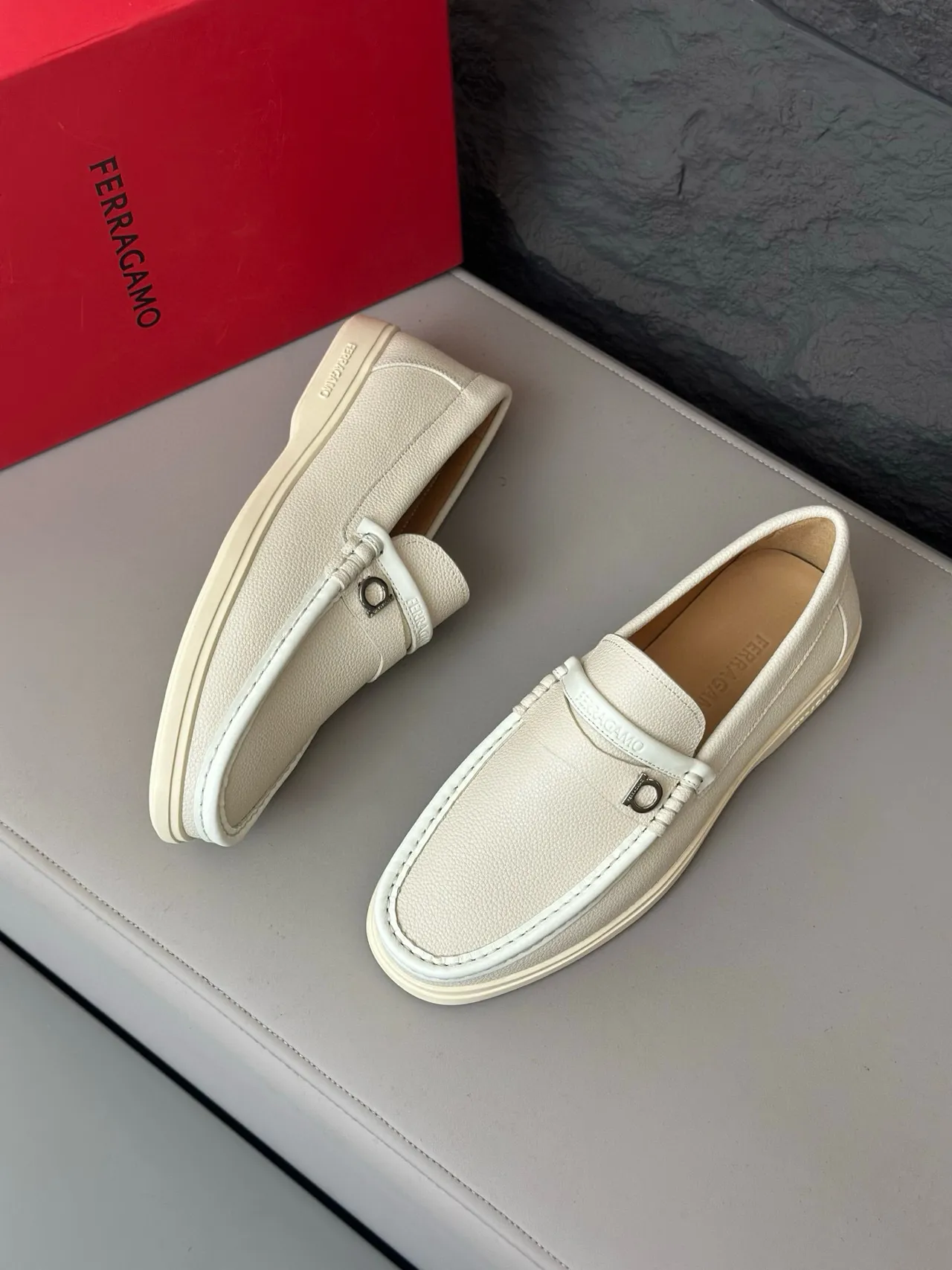 Salvatore Ferragamo Gancini Loafer Mocassins Blanc Cassé Cuir Granulé 3