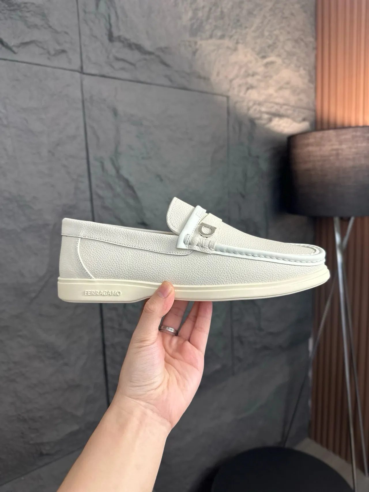 Salvatore Ferragamo Gancini Loafer Mocassins Blanc Cassé Cuir Granulé 4
