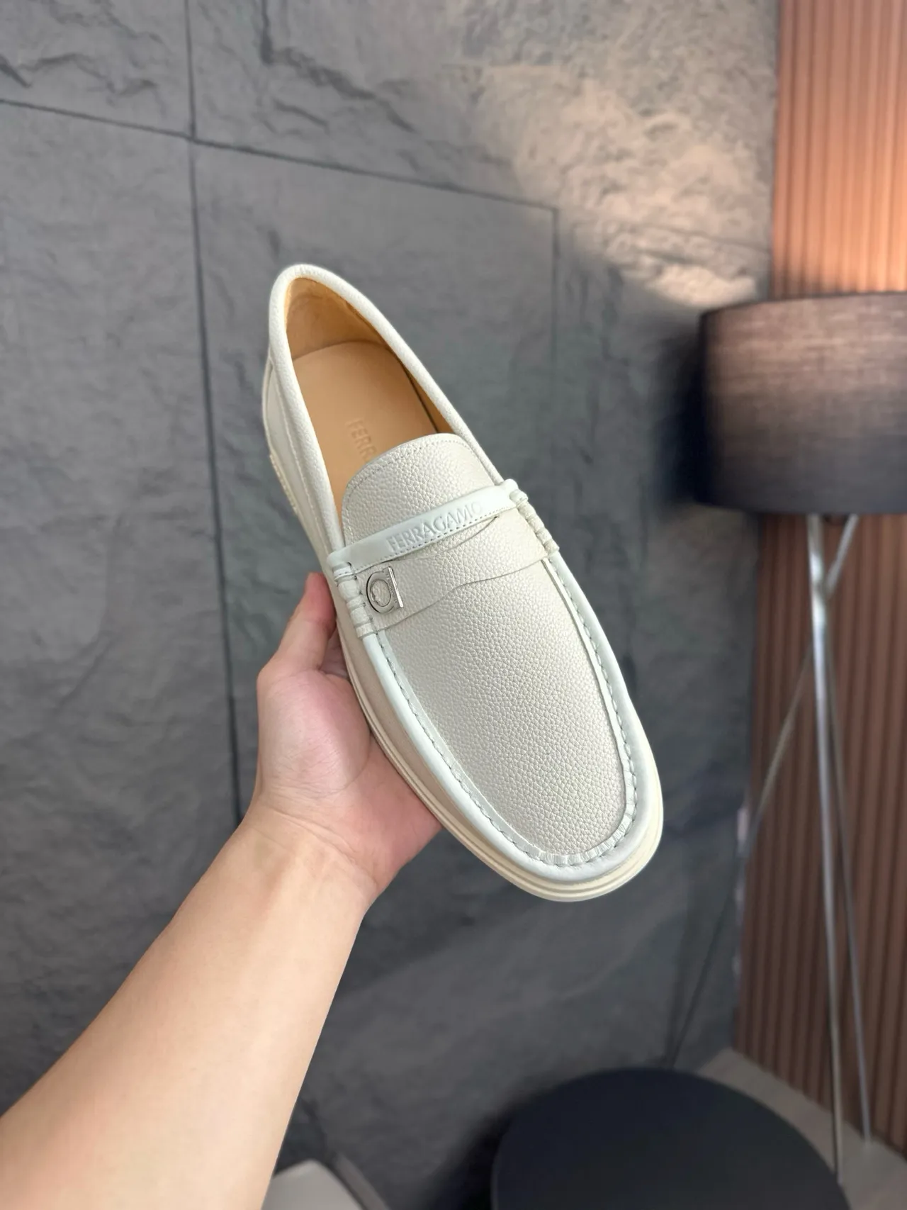 Salvatore Ferragamo Gancini Loafer Mocassins Blanc Cassé Cuir Granulé 5