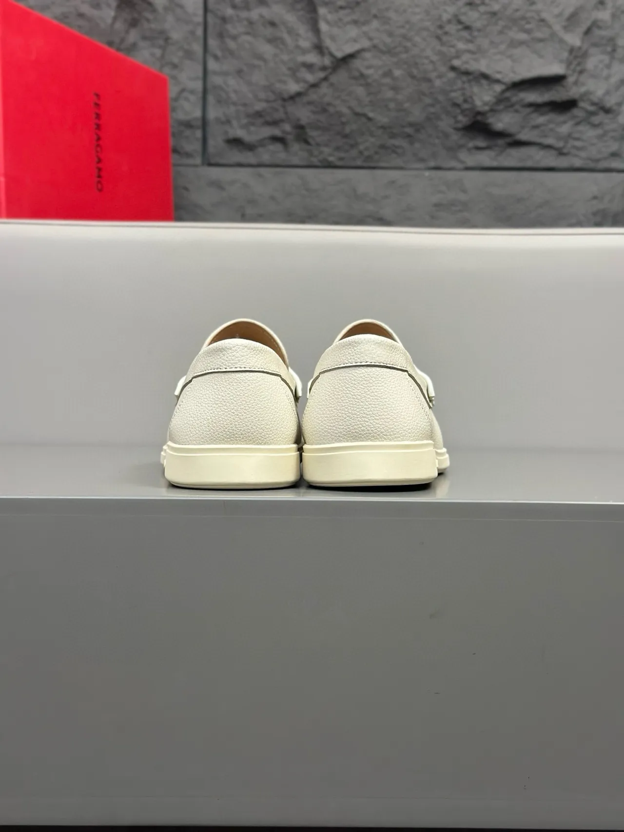 Salvatore Ferragamo Gancini Loafer Mocassins Blanc Cassé Cuir Granulé 7
