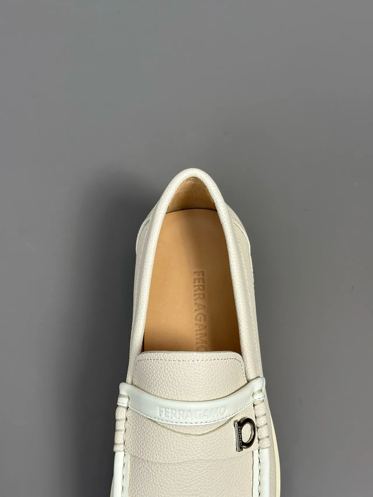 Salvatore Ferragamo Gancini Loafer Mocassins Blanc Cassé Cuir Granulé 8