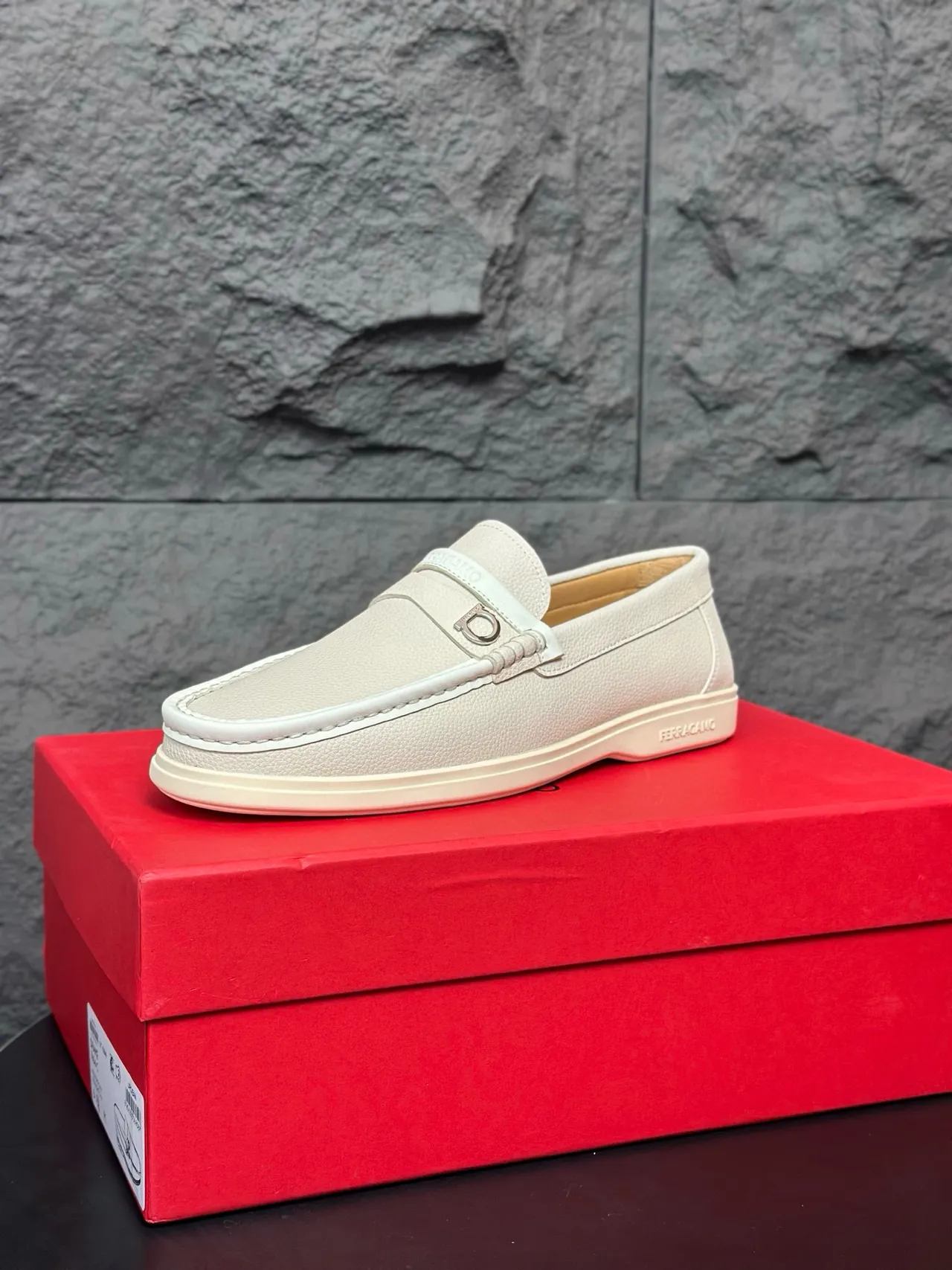 Salvatore Ferragamo Gancini Loafer Mocassins Blanc Cassé Cuir Granulé 9