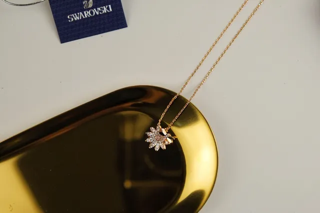 Swarovski Collier pendentif en forme de fleur en cristal 2