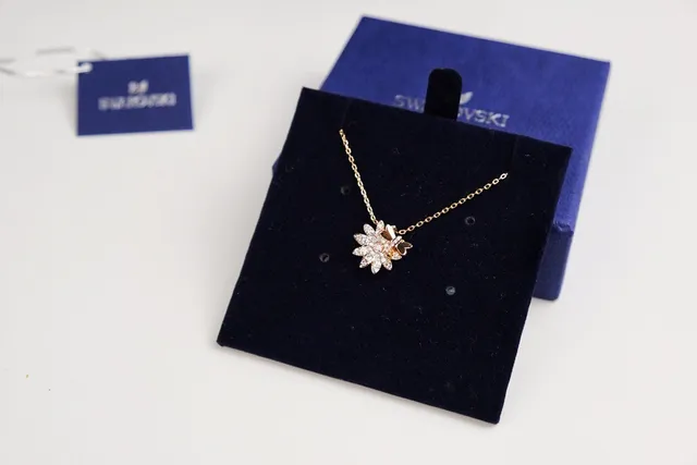 Swarovski Collier pendentif en forme de fleur en cristal 4