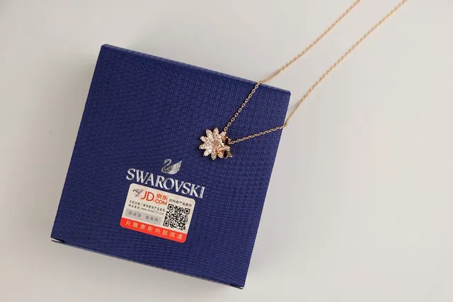 Swarovski Collier pendentif en forme de fleur en cristal 6