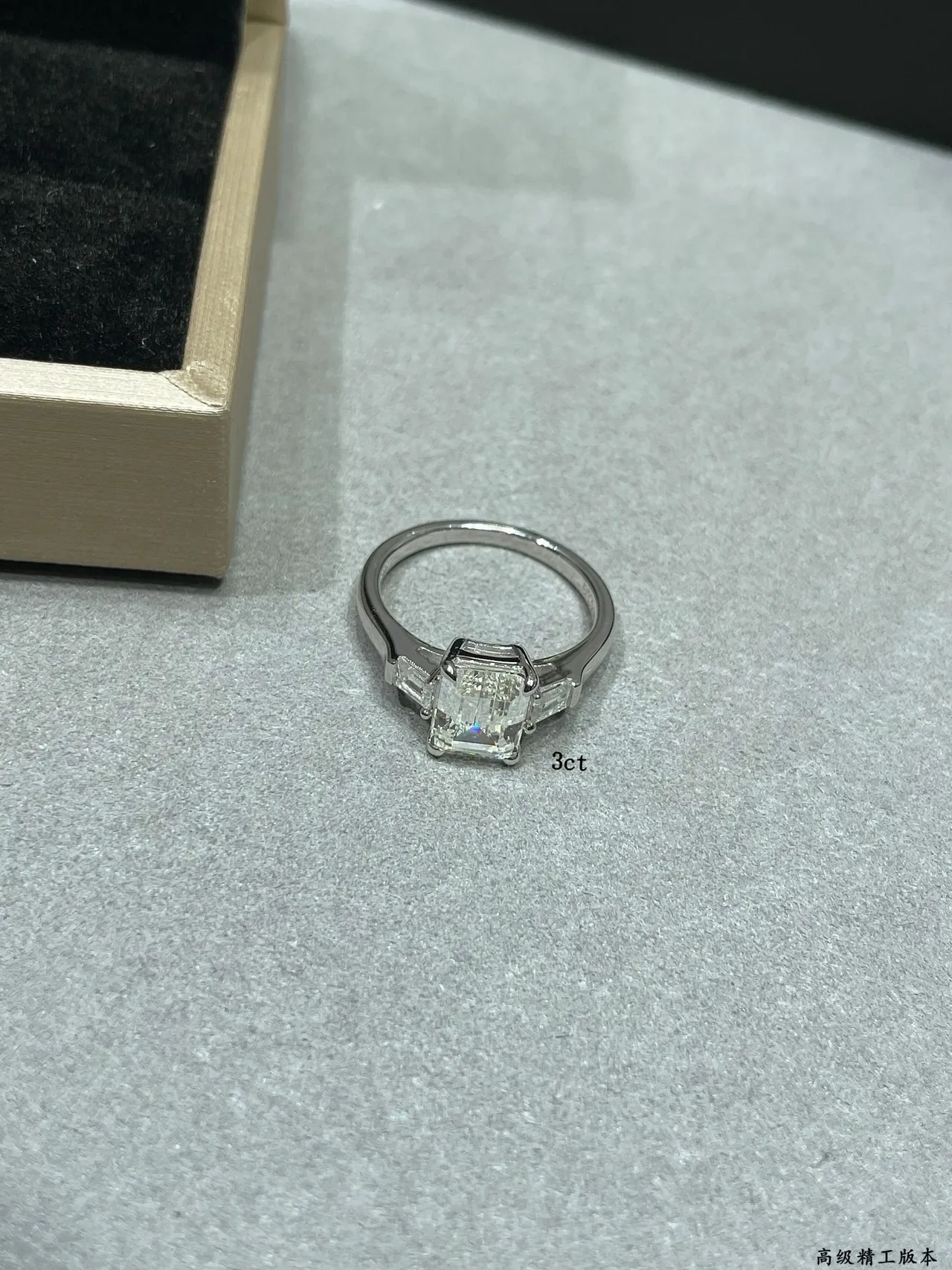 Tiffany & Co. Argent noir émeraude coupée centre pierre baguette tapered pierres latérales 5