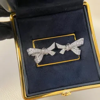 Tiffany & Co. Boucles d'oreilles diamants pavés bow