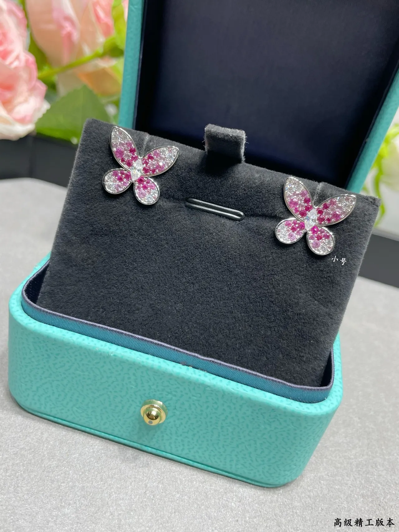 Tiffany & Co. Boucles d'Oreilles Stud Gemmes Roses et Blanches Pavé Papillon 8