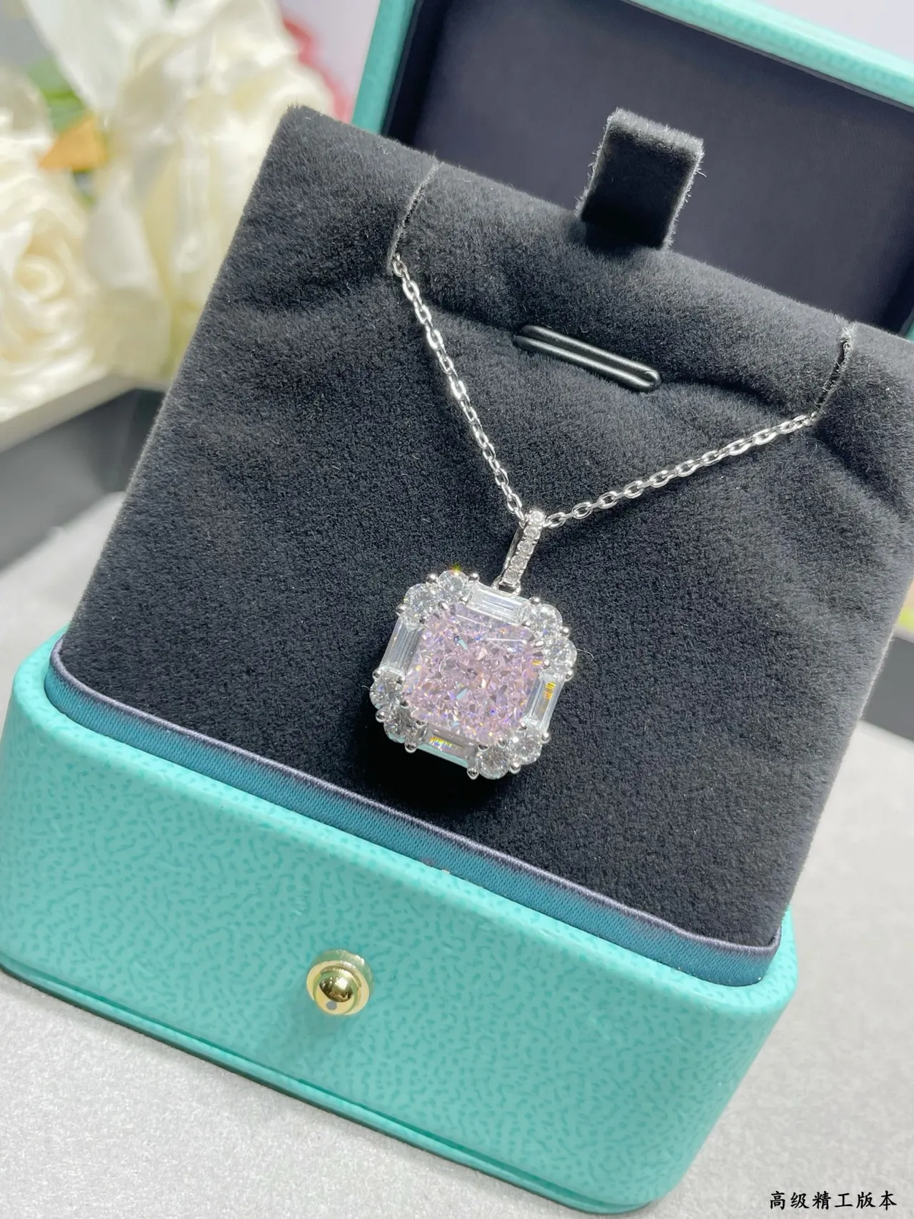 Tiffany & Co. Collier en argent rose avec pierre centrale en taille carré en coussin, garniture baguette et ronde halo 4