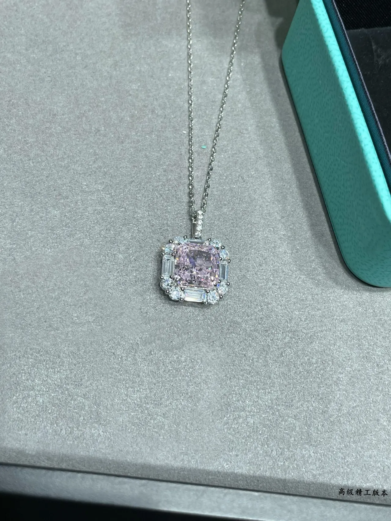 Tiffany & Co. Collier en argent rose avec pierre centrale en taille carré en coussin, garniture baguette et ronde halo 7