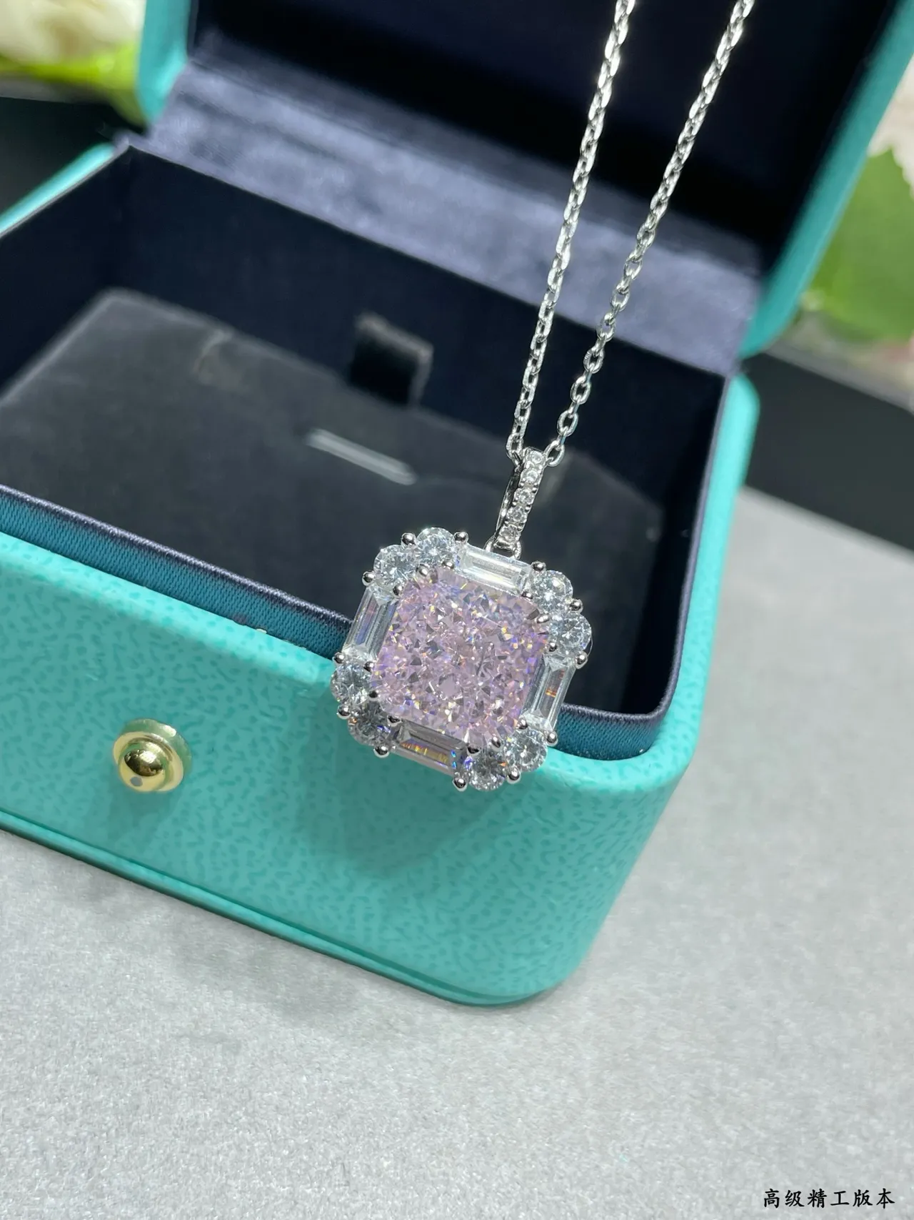 Tiffany & Co. Collier en argent rose avec pierre centrale en taille carré en coussin, garniture baguette et ronde halo 2