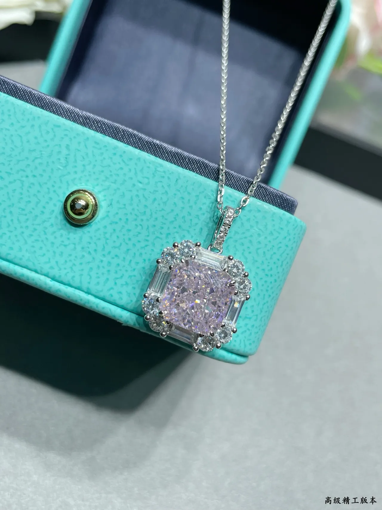 Tiffany & Co. Collier en argent rose avec pierre centrale en taille carré en coussin, garniture baguette et ronde halo 3
