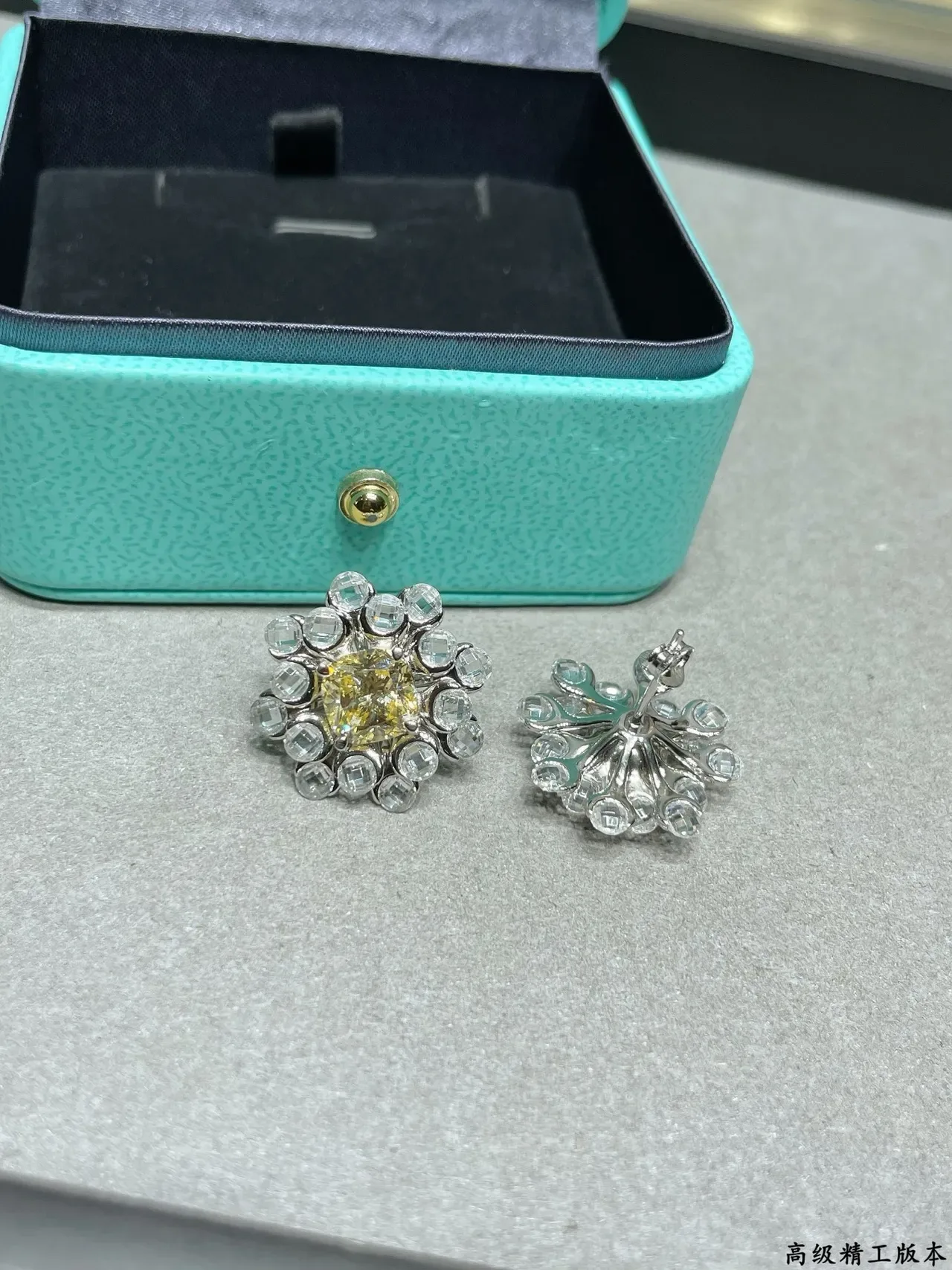 Tiffany & Co. Boucles d'oreilles jaune taille cushion-cut halo cluster 3