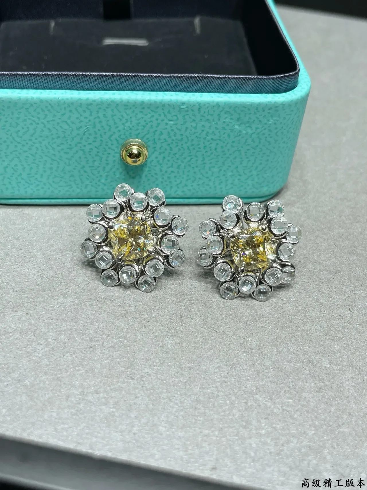 Tiffany & Co. Boucles d'oreilles jaune taille cushion-cut halo cluster 4