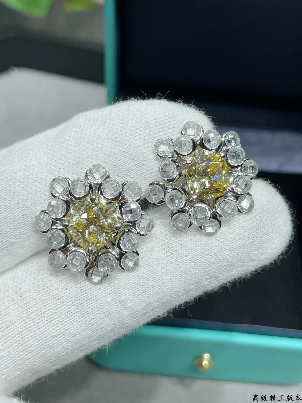 Tiffany & Co. Boucles d'oreilles jaune taille cushion-cut halo cluster 5