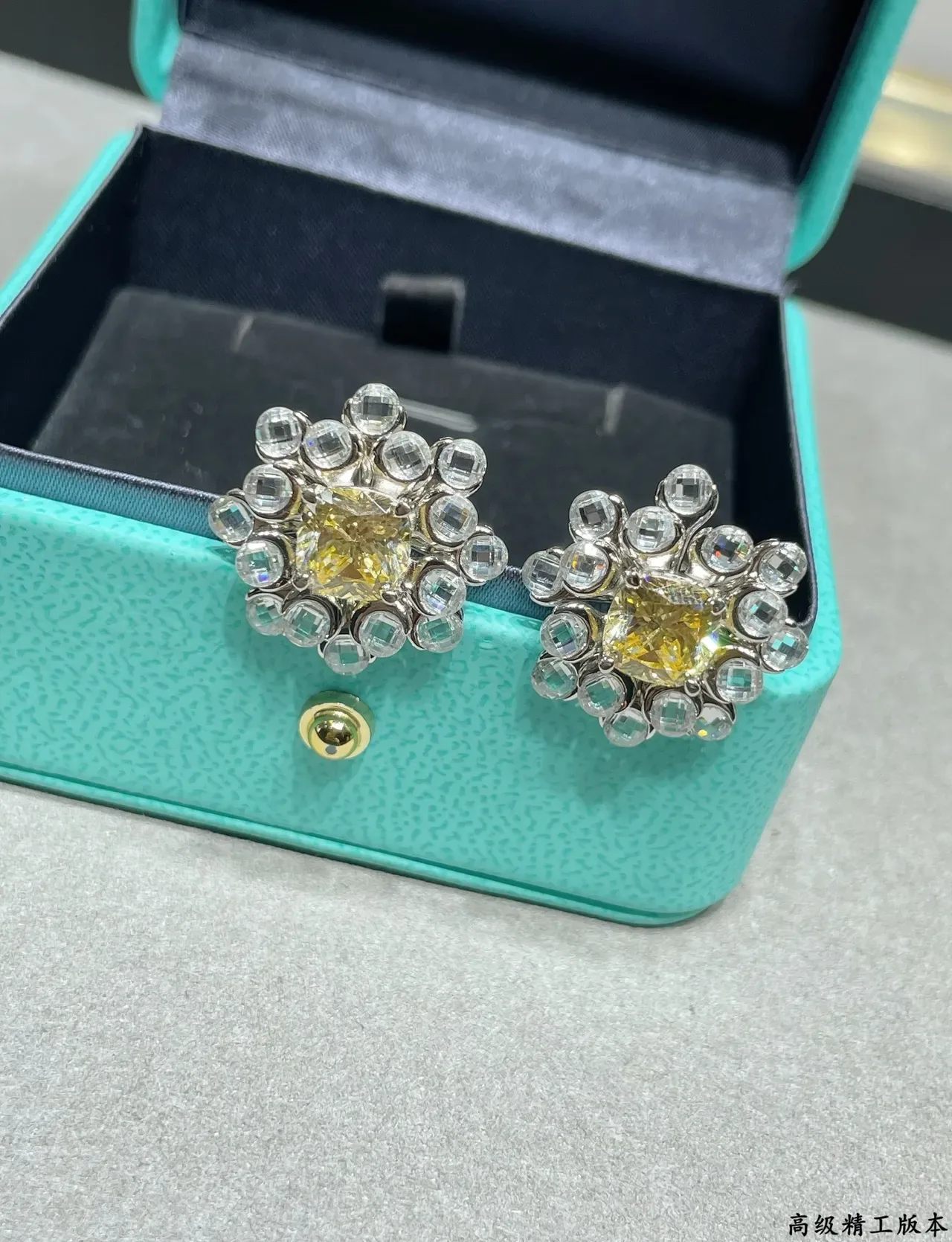 Tiffany & Co. Boucles d'oreilles jaune taille cushion-cut halo cluster 6