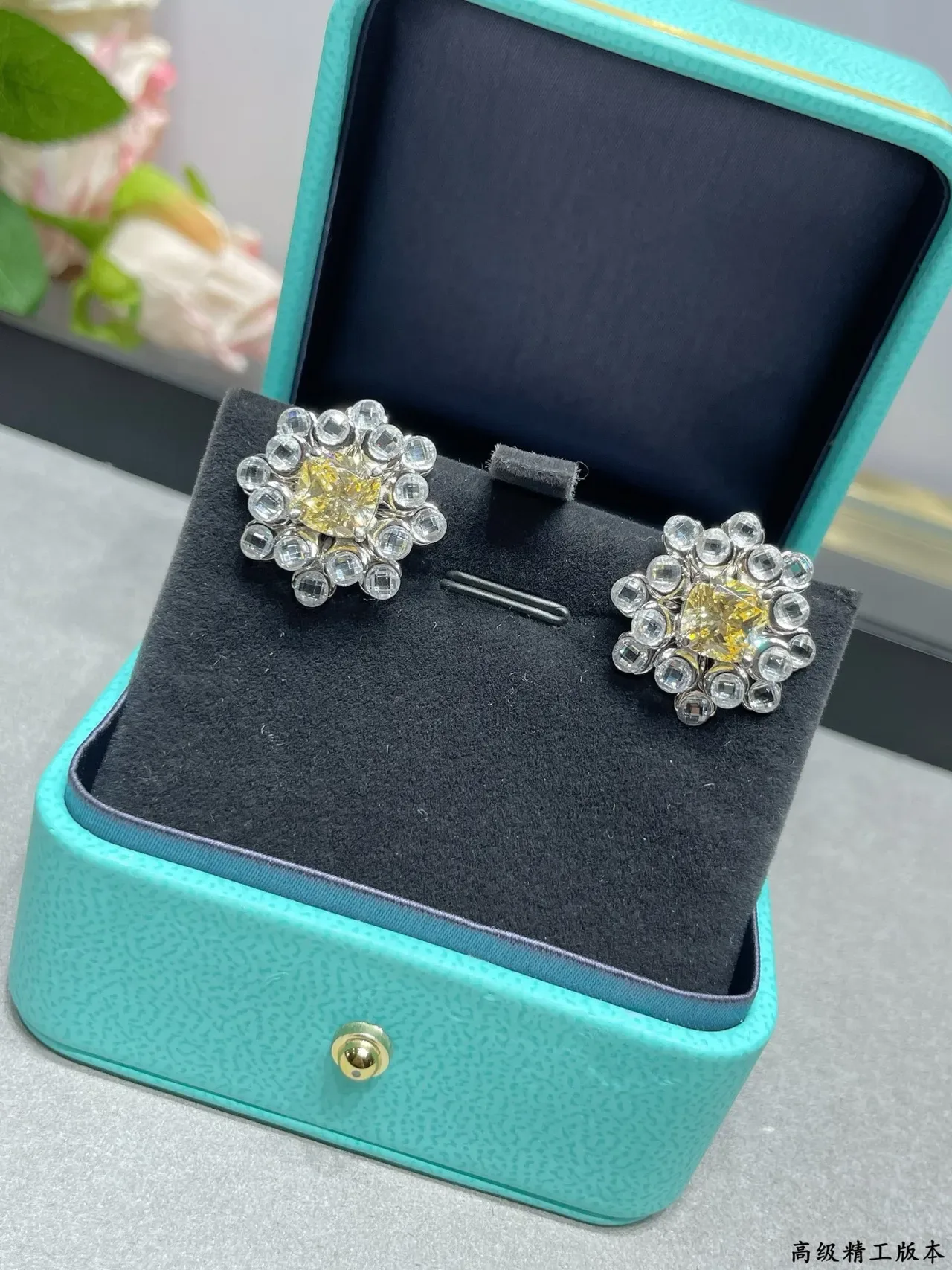Tiffany & Co. Boucles d'oreilles jaune taille cushion-cut halo cluster 8