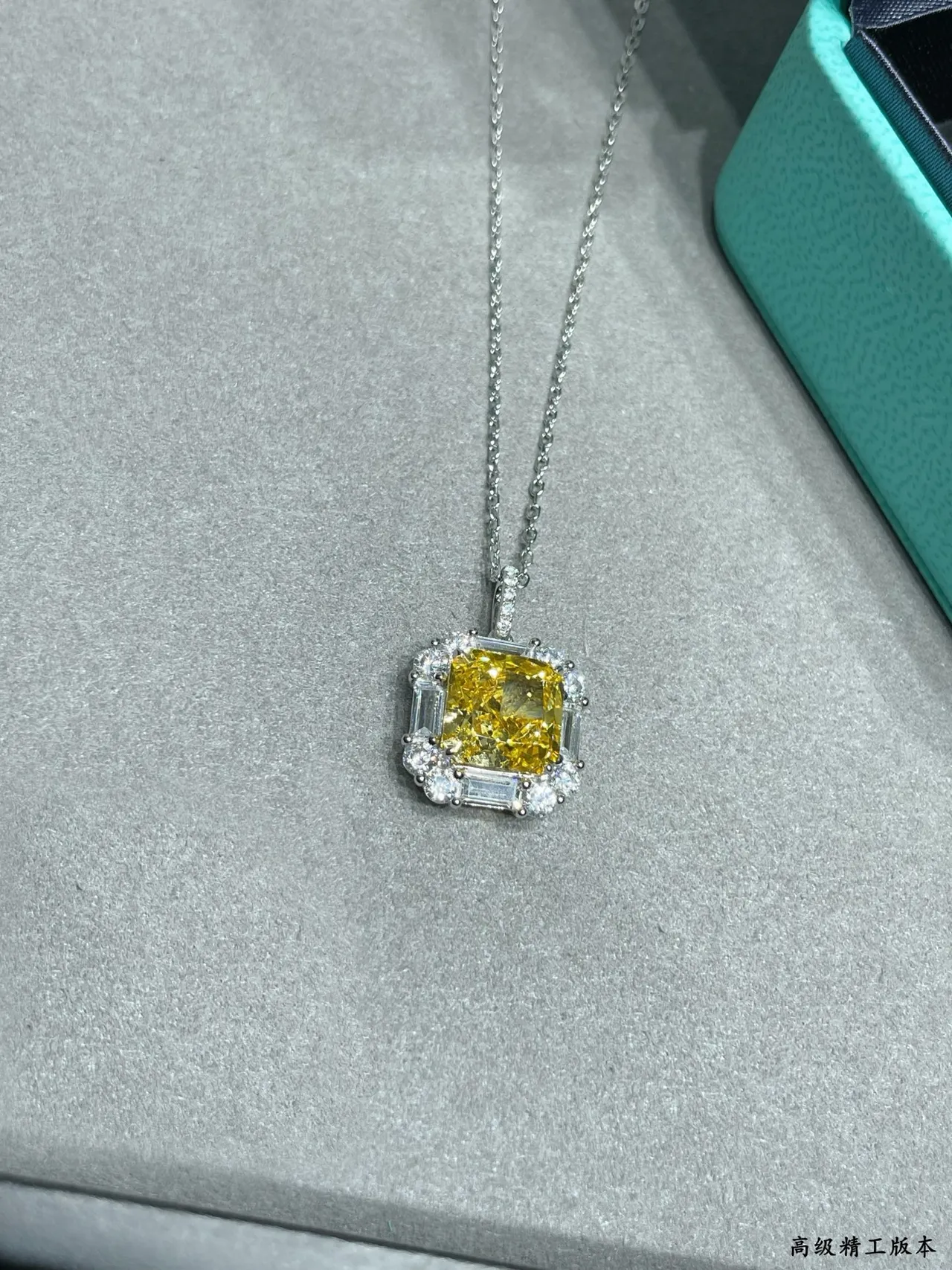 Tiffany & Co. Colar com pingente de diamante amarelo com halo quadrado 8