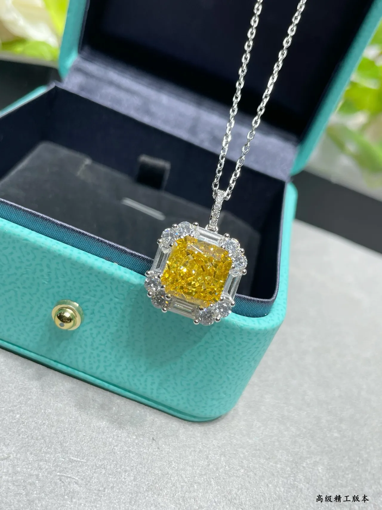 Tiffany & Co. Colar com pingente de diamante amarelo com halo quadrado 2