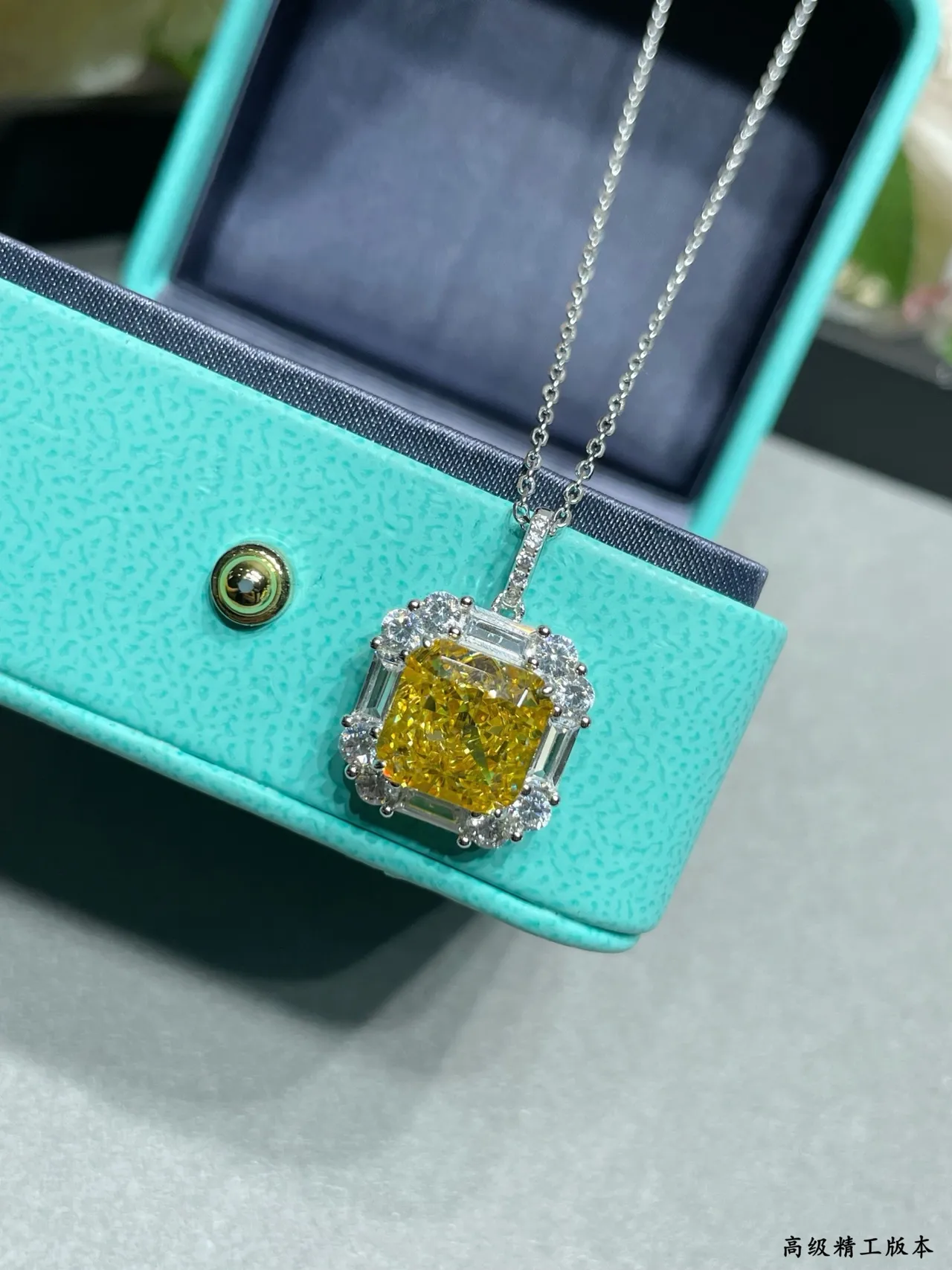 Tiffany & Co. Colar com pingente de diamante amarelo com halo quadrado 3