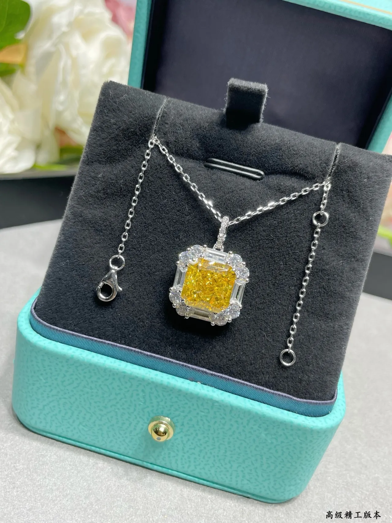 Tiffany & Co. Colar com pingente de diamante amarelo com halo quadrado 9