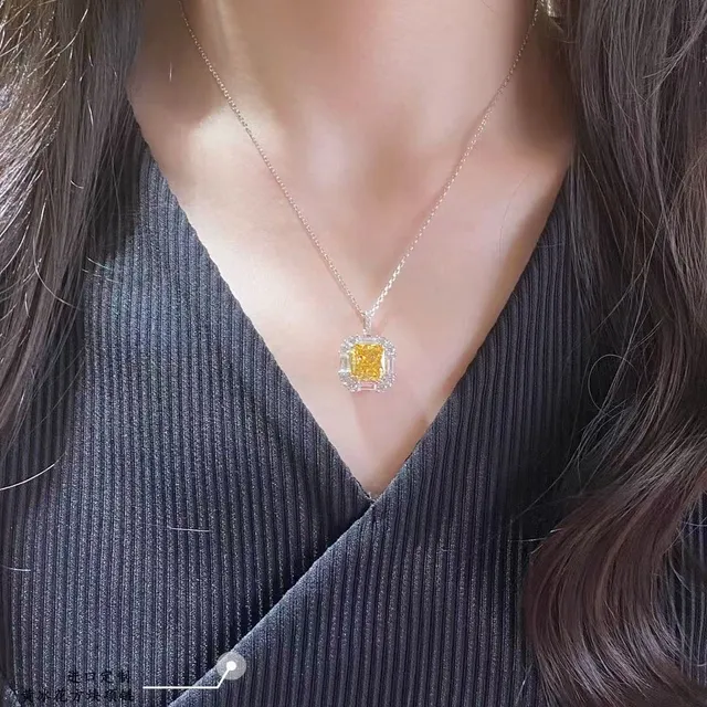 Tiffany & Co. Colar com pingente de diamante amarelo com halo quadrado 4