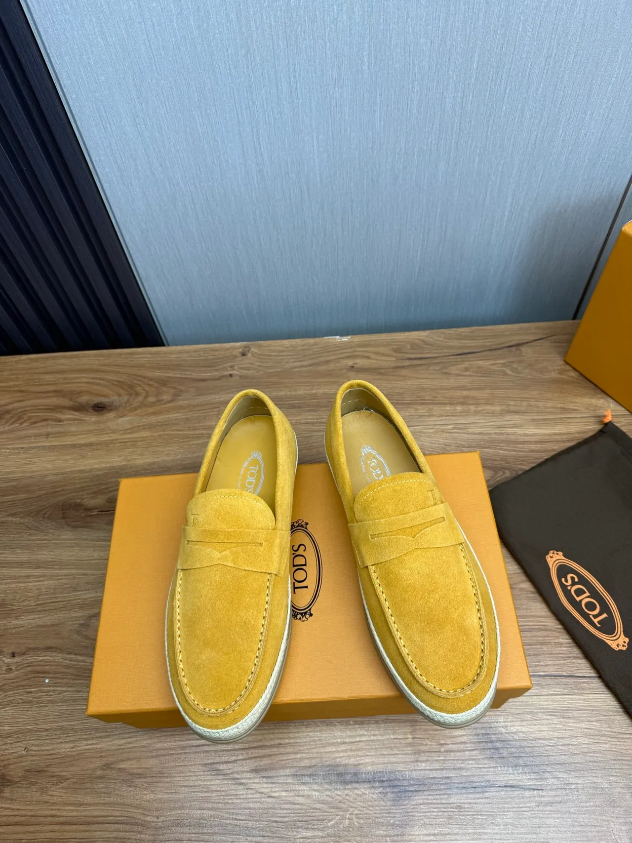 Tod's Penny Loafer Mocassins de camurça amarelo mostarda com sola de alpargata 3