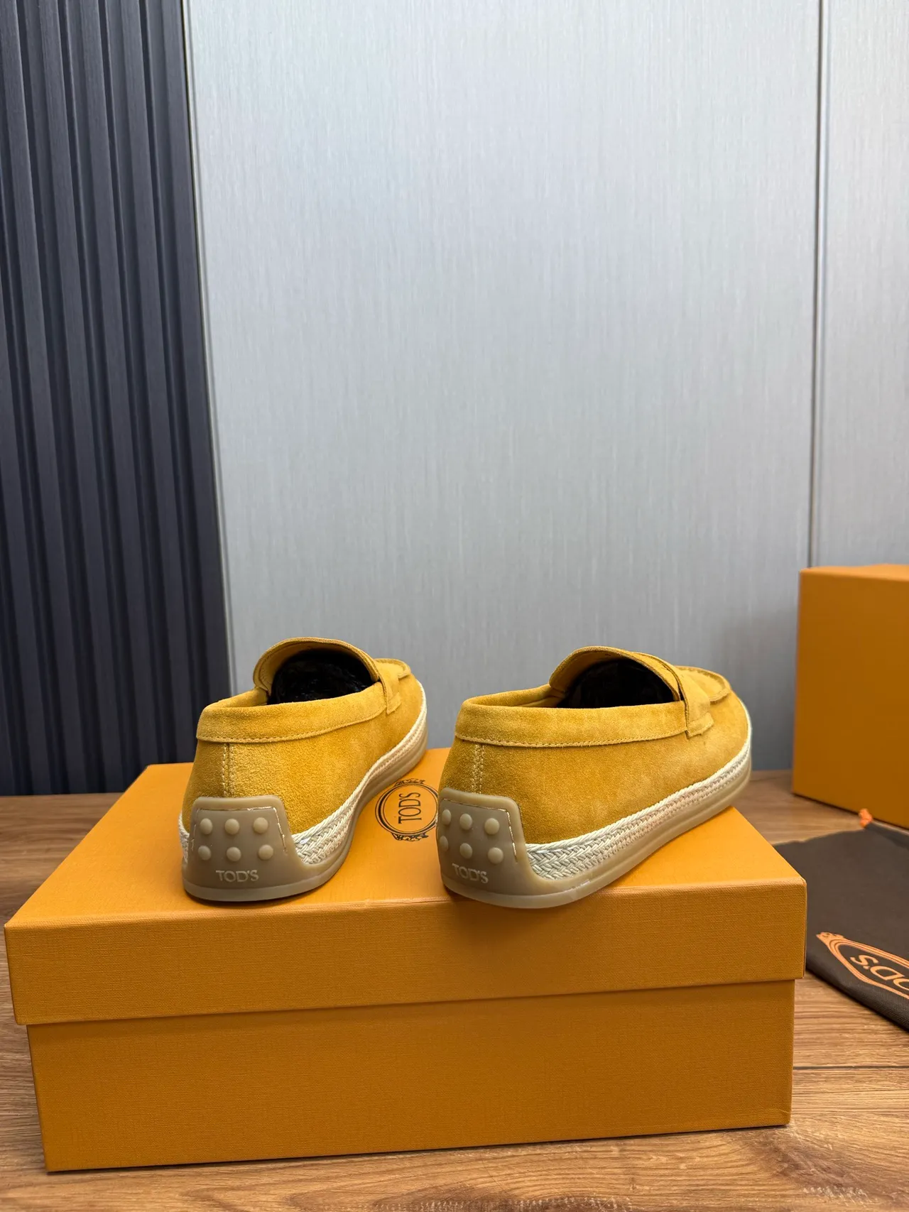 Tod's Penny Loafer Mocassins de camurça amarelo mostarda com sola de alpargata 5