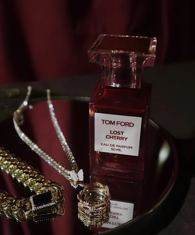 Tom Ford Lost Cherry زجاجة زجاج شفافة مربعة حمراء ذات وجهات غطاء عطر 4