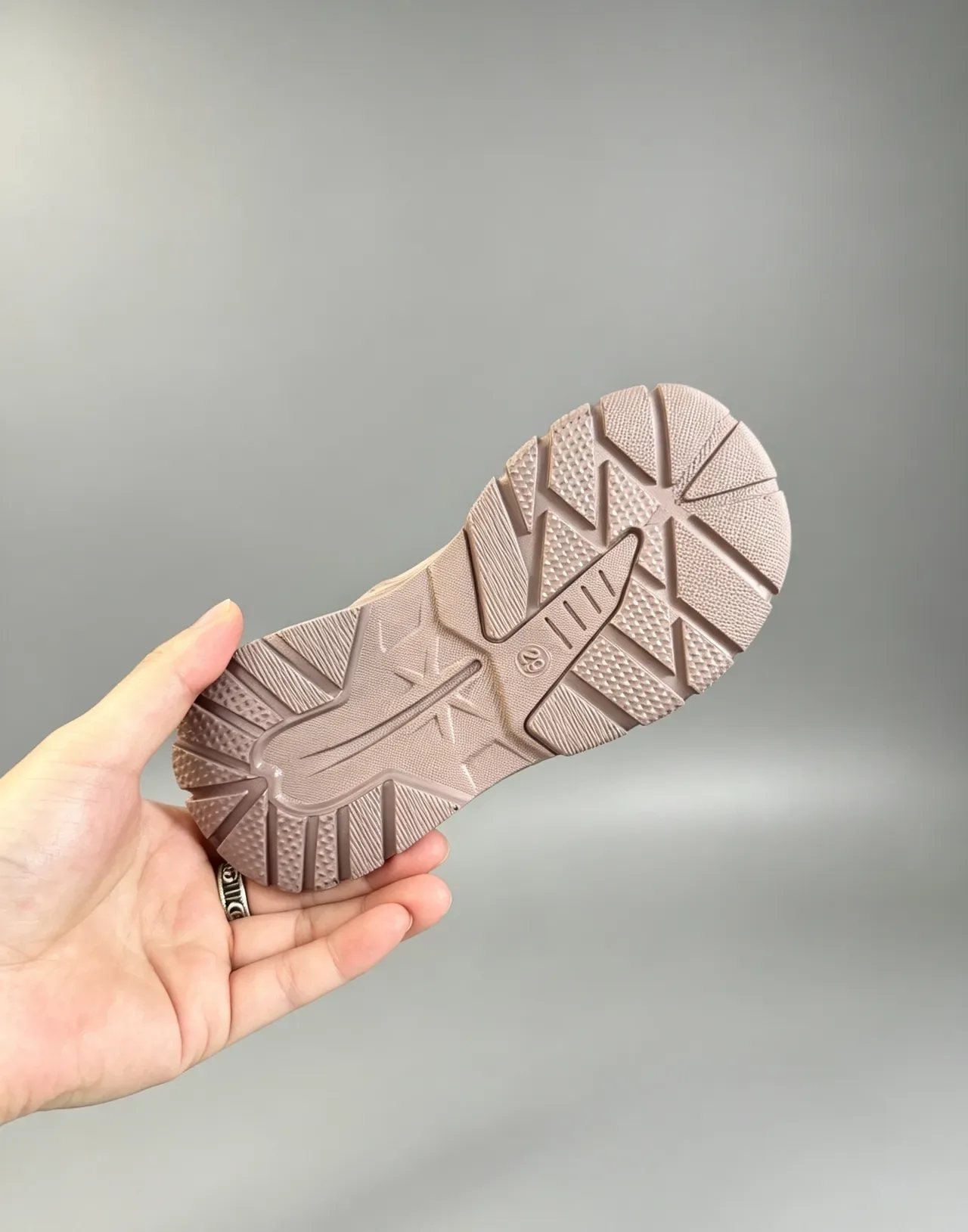 UGG भूरा ग्रे शियरलिंग लाइन्ड चंकी सोल स्नो बूट्स 10