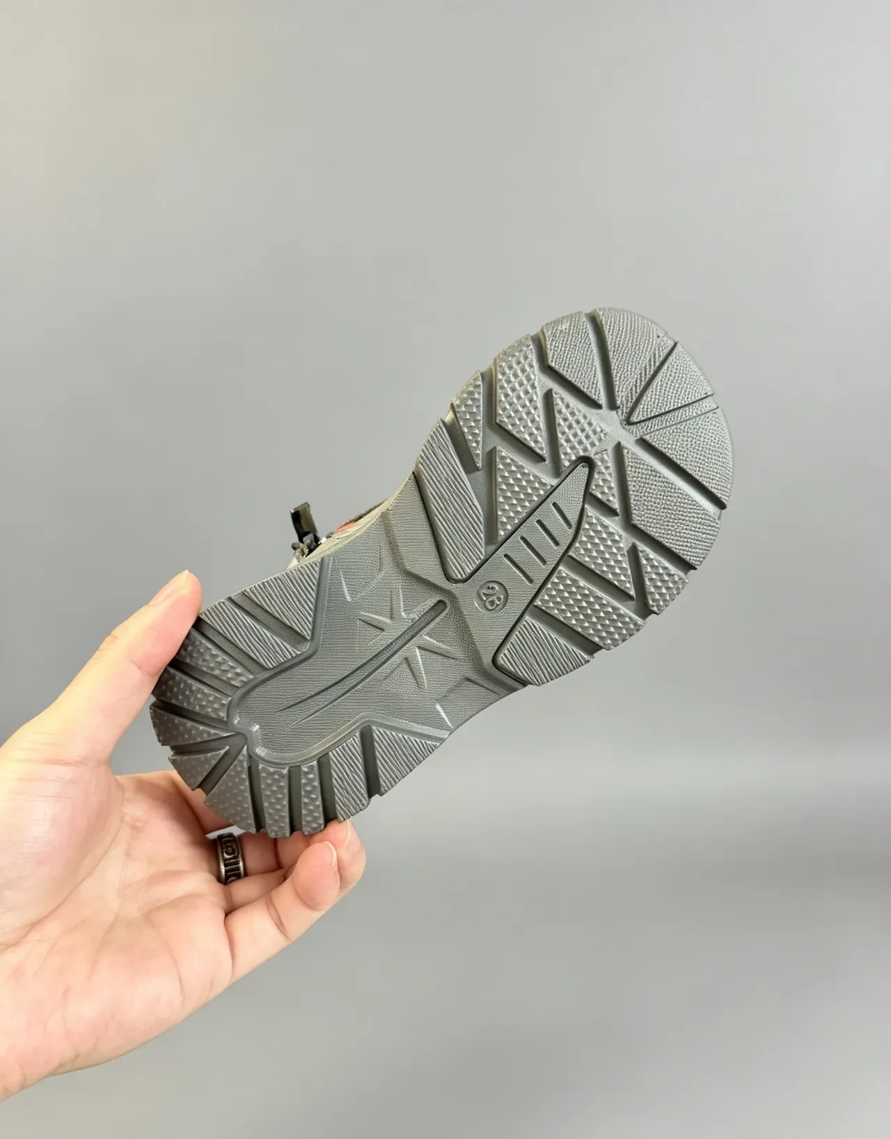 UGG भूरा ग्रे शियरलिंग लाइन्ड चंकी सोल स्नो बूट्स 19