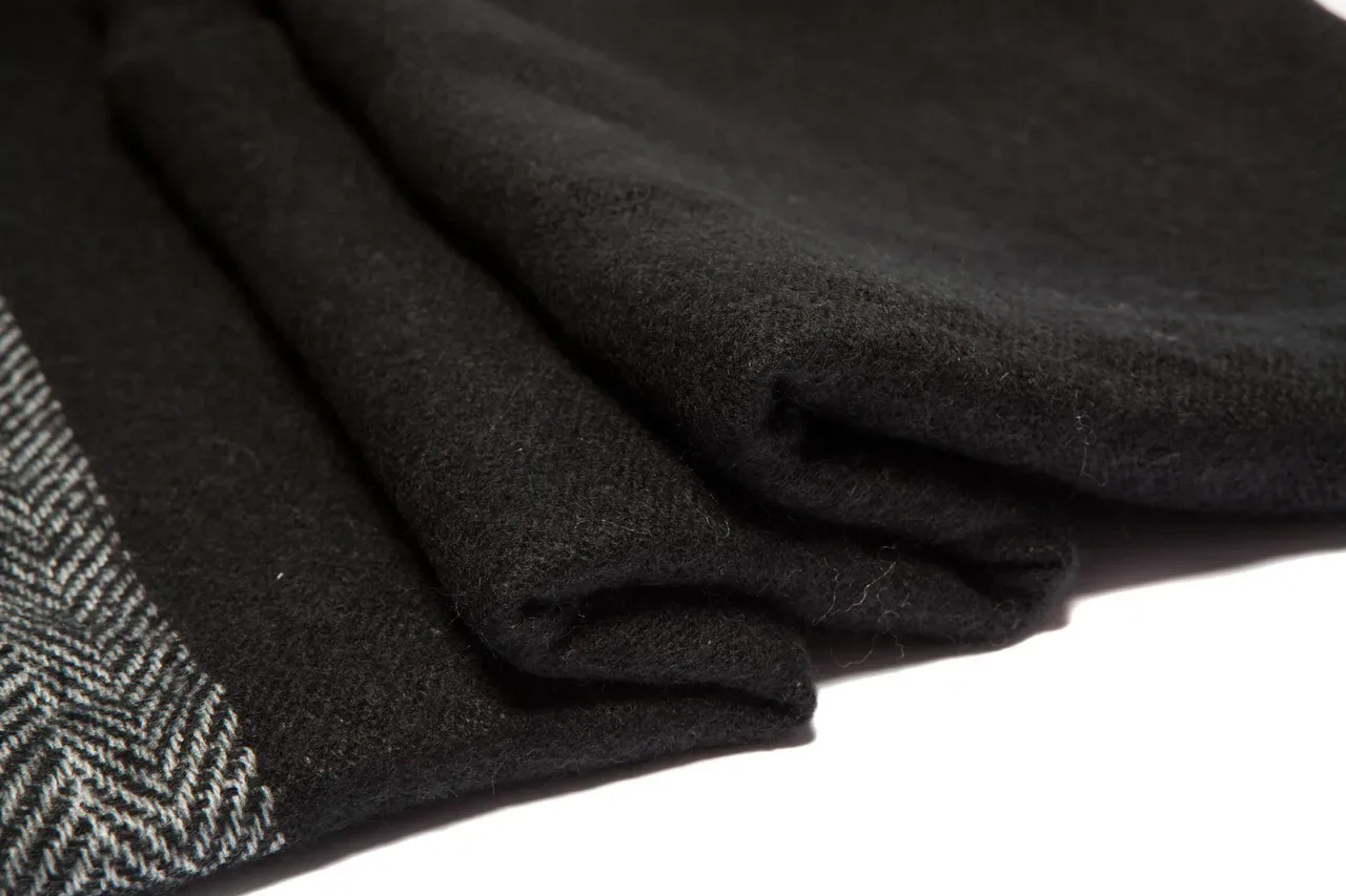 UGG Black Gray Color-Blocked Herringbone Weave Scarve 17