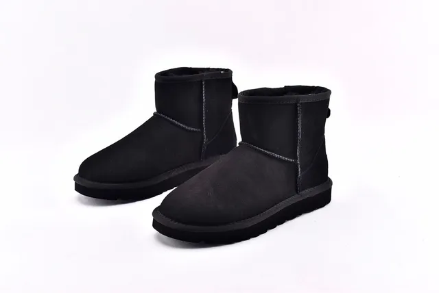 UGG 黑色羊毛皮内衬麂皮上层雪靴 2