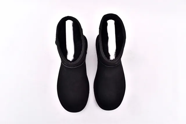 UGG 黑色羊毛皮内衬麂皮上层雪靴 3